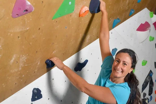 Raquel, monitora de Planet Vertical, en Alcalá de Henares, observando a dos socios haciendo travesía