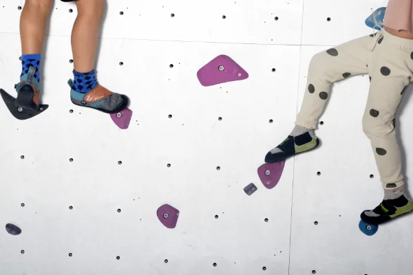 peques escalando en Planet Vertical, Alcalá de Henares