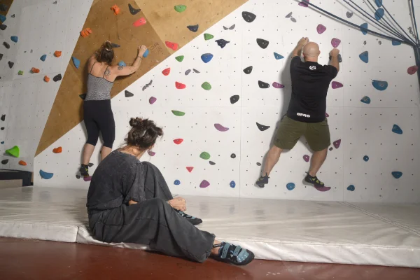 Raquel, monitora de Planet Vertical, en Alcalá de Henares, observando a dos socios haciendo travesía