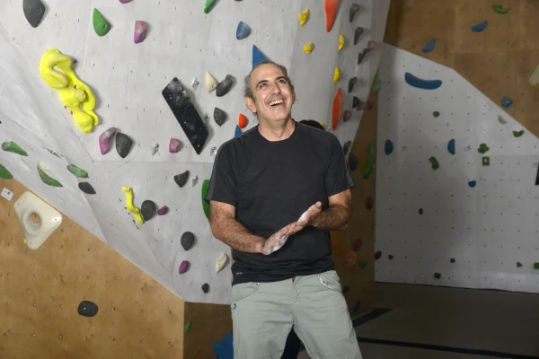 socio de Planet Vertical sonriendo y disfrutando del entrenamiento