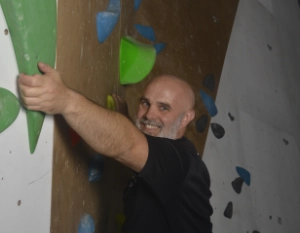 Edu, socio de Planet Vertical, en Alcalá de Henares, sonriendo mientras escala