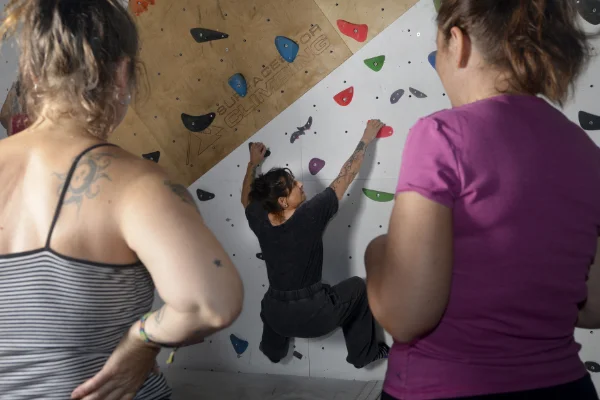 monitora de Planet Vertical explicando conceptos a dos socias de Planet Vertical, en Alcalá de Henares